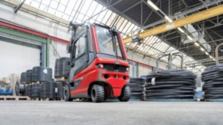 Elektrický vysokozdvižný vozík E30 od spoločnosti Linde Material Handling prepravuje kotúč s drôtom