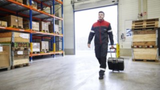 Technik spoločnosti Linde Material Handling prechádza cez sklad